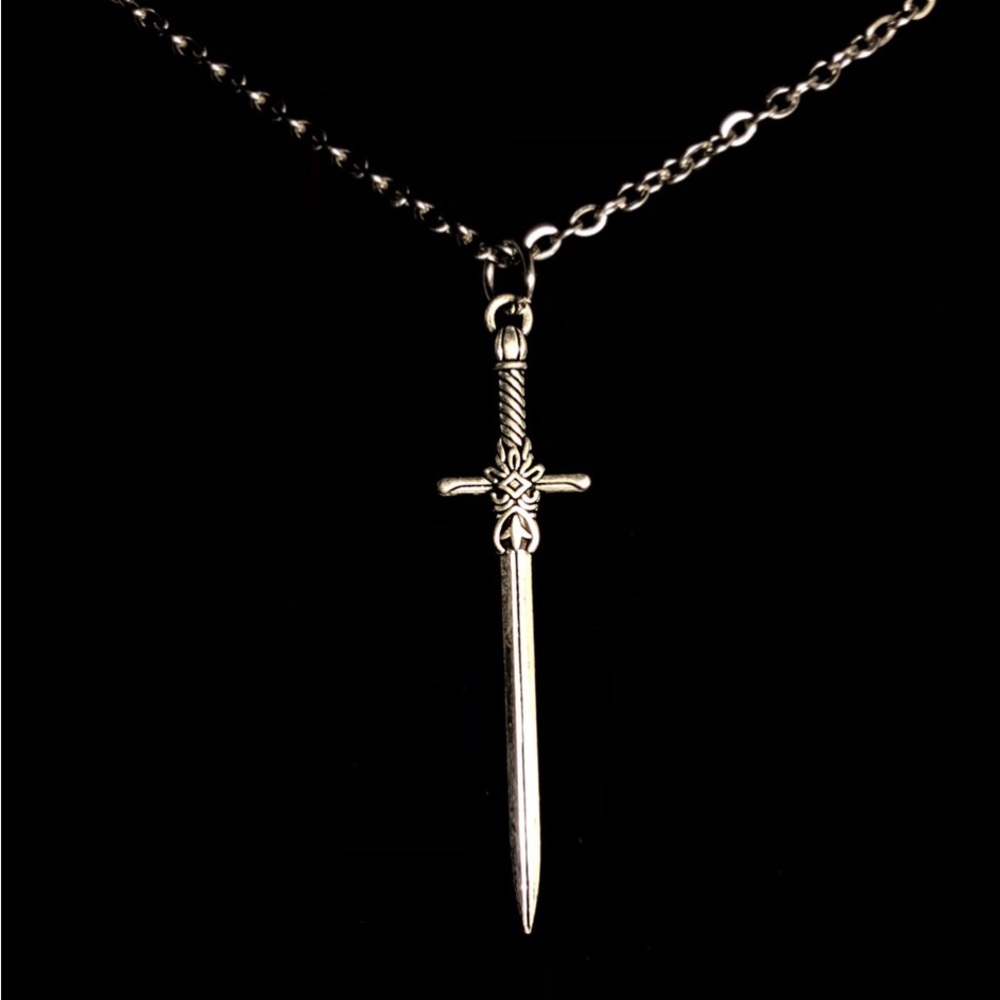 👙$5 Clear Out Sale👛 
Striking Silver Sword Pendant Necklace